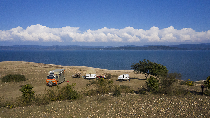<img src="caravan campervan himachal pradesh pong dam.jpeg" alt="pong dam caravan motorhome campervan sunrise in himachal for offbeat experiential outdoor nomadic camp corona safe holiday">