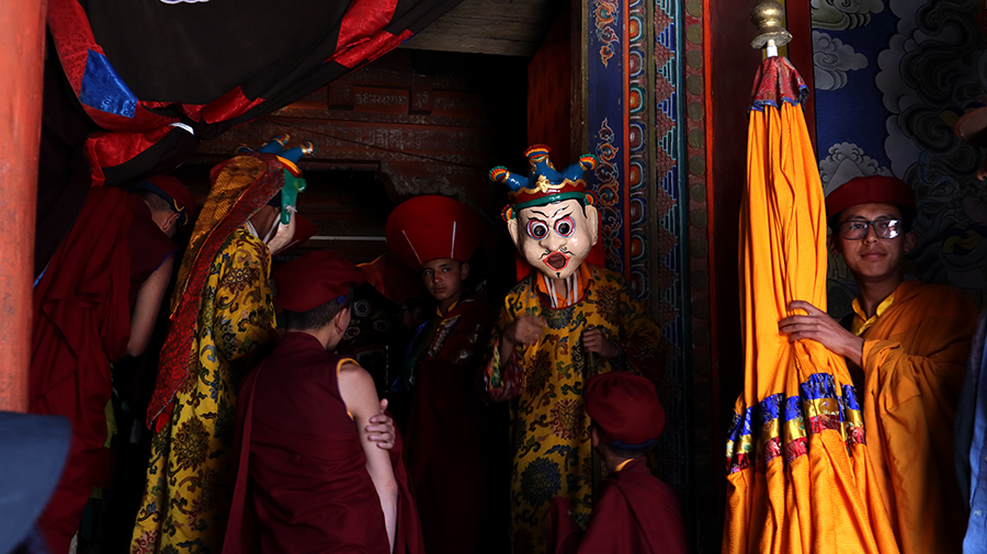 <img src="photo tour caravan hemis festival ladakh.jpeg" alt="photo tour with caravan campervan offbeat vacation covid19 corona safe  nomadic overlanding holiday onboard overland truck hemis ladakh india">    