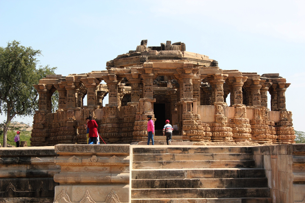 <img src="kiradu temple complex in ruins barmer rajasthan.jpeg" alt="best photo tour at kiradu offbeat caravan campervan luxury vanlife nomadic unique experience barbecue best photo tour outdoor overlanding camp corona safe holidays away from tourists crowd to relax unwind quiet silent rural rajasthan barmer munabao gadra">