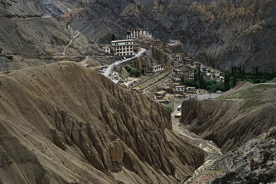 <img src="photo tour motorhome camperan offbeat night photography.jpeg" alt="caravan campervan vacation covid corona safe soft adventure ladakh overlanding holiday onboard overland truck vanlife wilderness best for night photography india">  