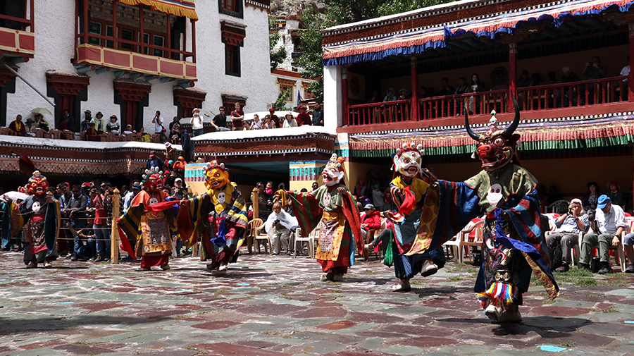 <img src="hemis festival photo tour in caravan ladakh.jpeg" alt="photo tour with caravan campervan offbeat vacation covid19 corona safe  nomadic overlanding holiday onboard overland truck hemis ladakh india">    