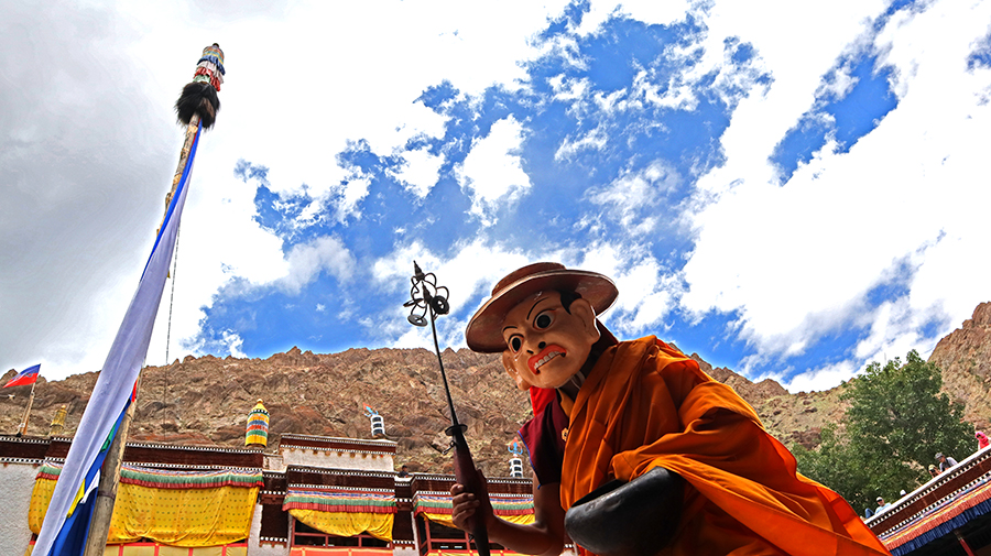 <img src="photo tour campervan hemis festival ladakh.jpeg" alt="photo tour photography expedition with caravan campervan offbeat vacation covid19 corona safe soft adventure nomadic overlanding holiday onboard overland truck hemis ladakh india">    