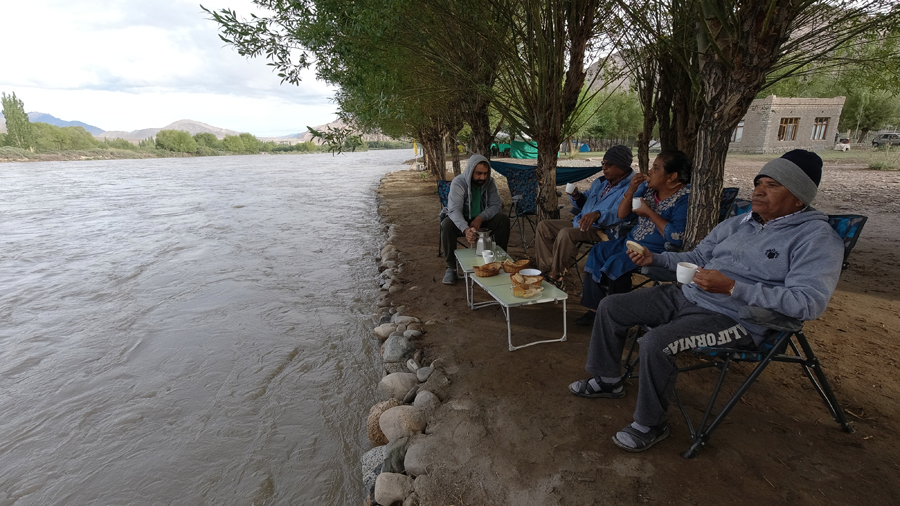 <img src="caravan campervan corona safe offbeat holidays ladakh.jpeg" alt="caravan covid19 corona safe soft adventure campervan vacation overlanding holiday onboard overland truck vanlife with food experience riverside camping in wilderness hygienic for best family himachal pradesh ladakh india">