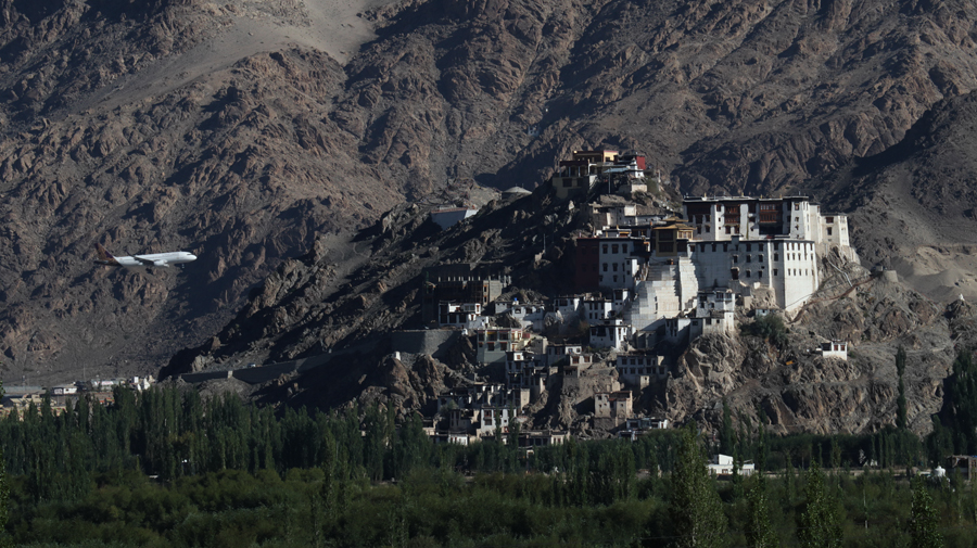 <img src="photo tour motorhome camperan hemis festival ladakh.jpeg" alt="photo tour hemis festival caravan campervan vacation soft adventure ladakh overlanding holiday onboard overland truck india">
