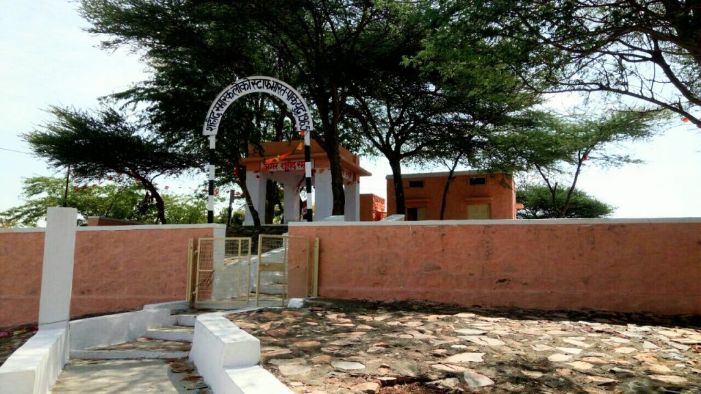 <img src="Indian railway war memorial barmer gadra.jpeg" alt="railway war memorial best offbeat caravan campervan luxury vanlife nomadic unique experience barbecue best photo tour outdoor overlanding camp corona safe holidays away from tourists crowd to relax unwind quiet silent rural rajasthan barmer munabao gadra">