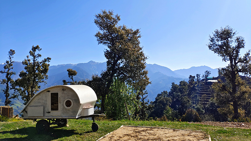 camping trailer in barot valley safe offbeat holidays for single woman women solo girls in himachal for nomadic caravan campervan camp corona safe holiday social distancing.