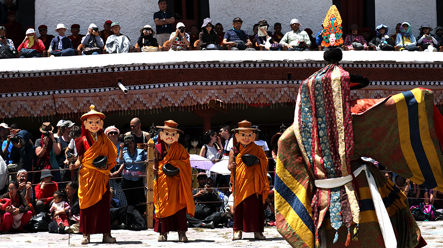 <img src="photo tour in campervan caravan photography at hemis festival ladakh.jpeg" alt="photo tour photography expedition with caravan campervan offbeat vacationcovid19 corona safe soft adventure nomadic overlanding holiday onboard overland truck vanlife hemis ladakh india">    